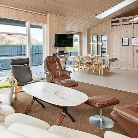 Three-bedroom Holiday In 13