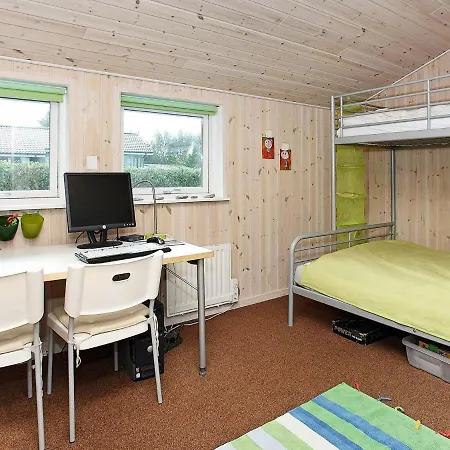 Three-bedroom Holiday In 13